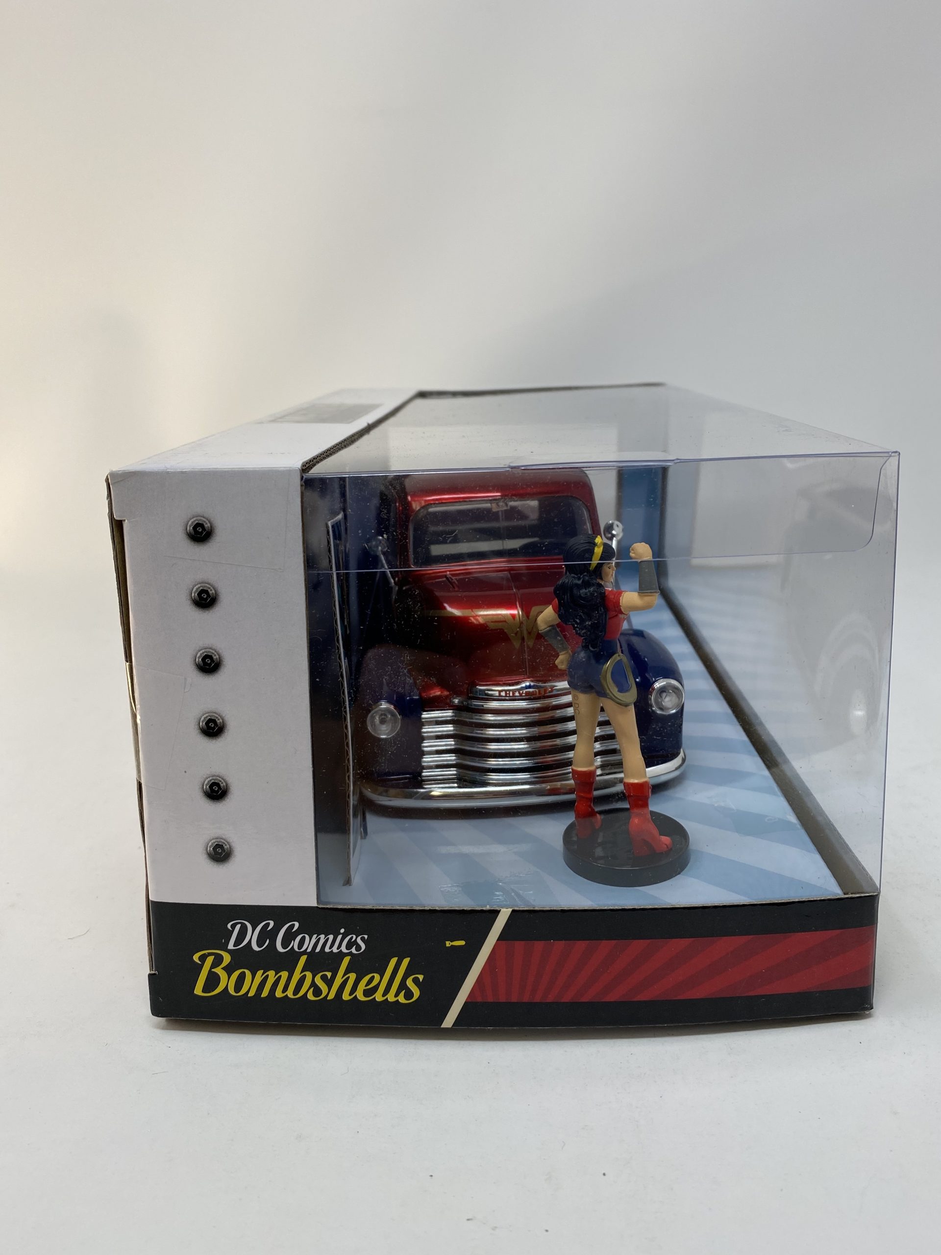 Metals Die Cast DC Bombshells- Wonder Woman & 1952 Chevy Coe Pickup - Image 2